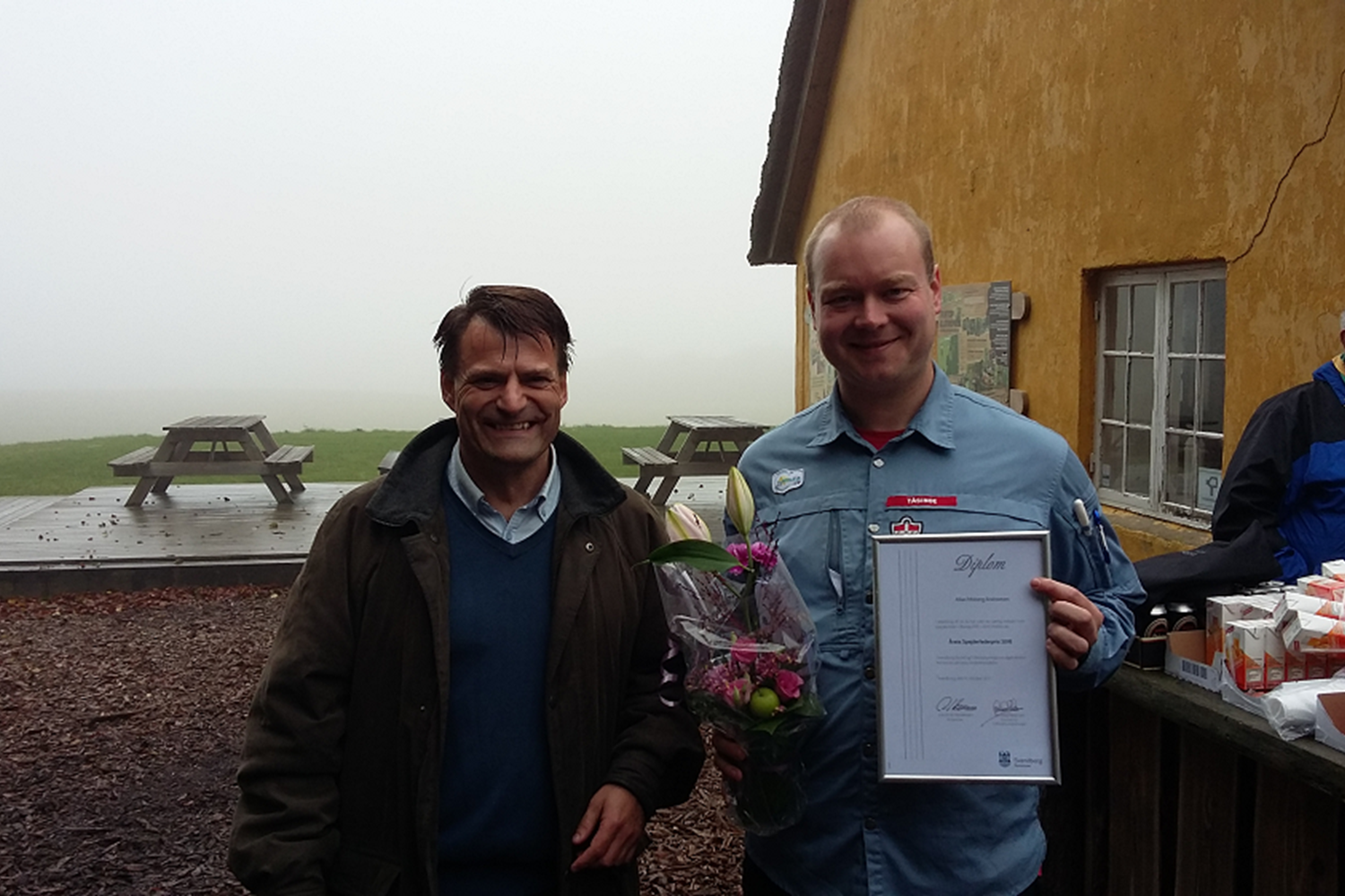 Viceborgmester Henrik Nielsen overrakte prisen til den stolte kredsleder