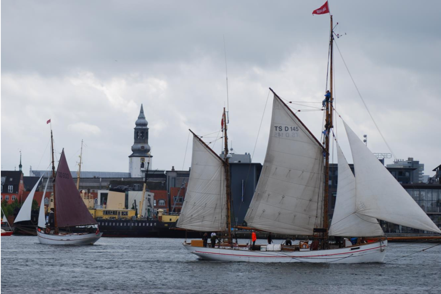 ”Jens Krogh” og ”Bolette” laver opvisning ud for Aalborgs havnefront.